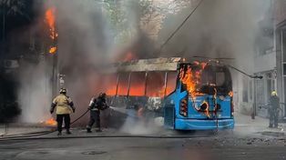 Impactantes imágenes: se incendió una unidad de la línea K en barrio Martin y quedó destruida