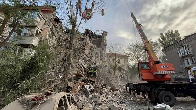 La enorme destrucción que causó un misil ruso en el centro de Zaporiyia. Según Rusia