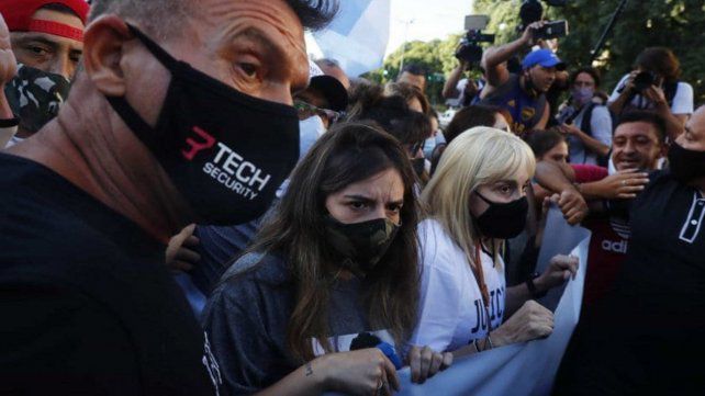 El desborde en la marcha por Maradona hizo retirar a Claudia, Dalma y Gianinna