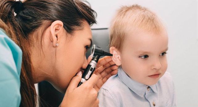 Cómo evitar las otitis por la pileta, el mar o el río, según especialistas