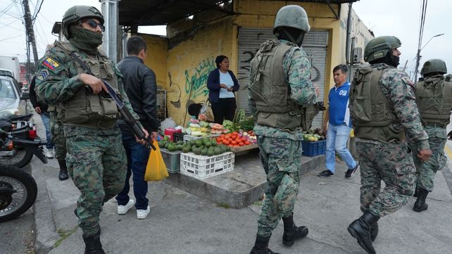 El presidente de Ecuador declara estado de conflicto armado interno y moviliza a los militares