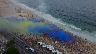 La mayor marea humana que recibió Brasil: el histórico banderazo de Boca en Copacabana