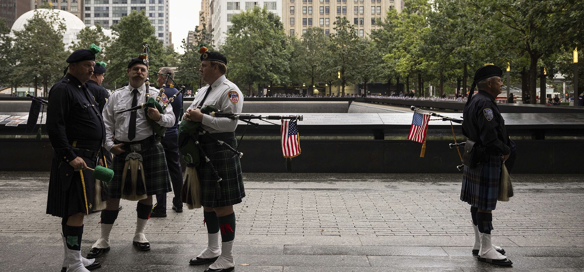 Nueva York, Estados Unidos. Los miembros de la banda de marcha se paran cerca del 9/11 Memorial and Museum antes de la ceremonia de conmemoración en el 22º aniversario de los ataques terroristas. Fotografía: Yuki Iwamura/AP Nueva York, Estados Unidos. Los miembros de la banda de marcha se paran cerca del 9/11 Memorial and Museum antes de la ceremonia de conmemoración en el 22º aniversario de los ataques terroristas. Fotografía: Yuki Iwamura/AP