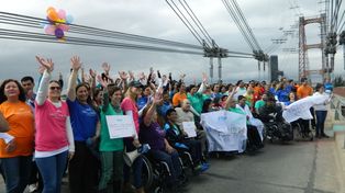 Se desplegó una gran bandera por la inclusión en el Puente Colgante