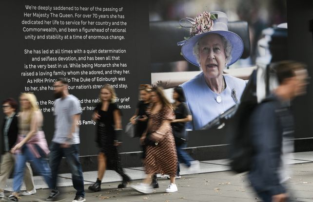 El féretro de Isabel II emprendió su cortejo fúnebre hacia Londres