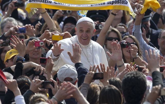 Aclamado. Francisco ayer entre la multitud. Dio vueltas en el papamóvil entre los fieles y se detuvo a saludarlos.