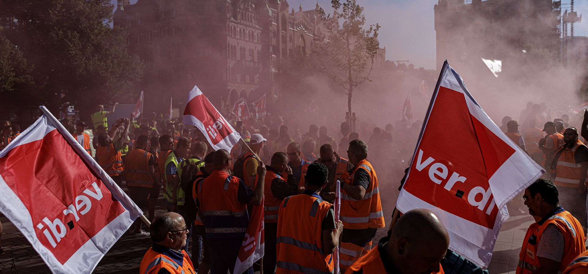 Trabajadores portuarios se manifiestan bajo el lema "Detengan el monstruo inflacionario" en Hamburgo, Alemania, el jueves 23 de junio de 2022. El sindicato Verdi llama a los trabajadores portuarios a realizar una huelga de advertencia de 24 horas.
