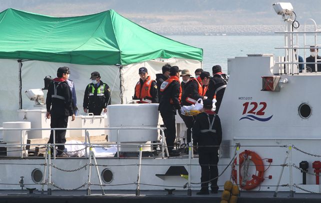 Tragedia. Los buzos rescatan cuerpos de las víctimas del ferry surcoreano.