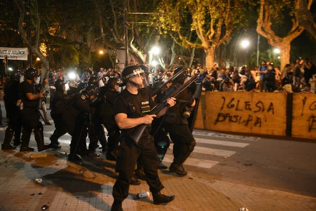 Los incidentes se desataron frente a la Catedral.