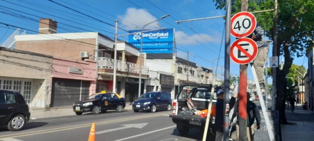 Señalización. Los carteles anunciando la velocidad máxima a 40 kilómetros por hora ya asoman en Mendoza hacia el oeste.