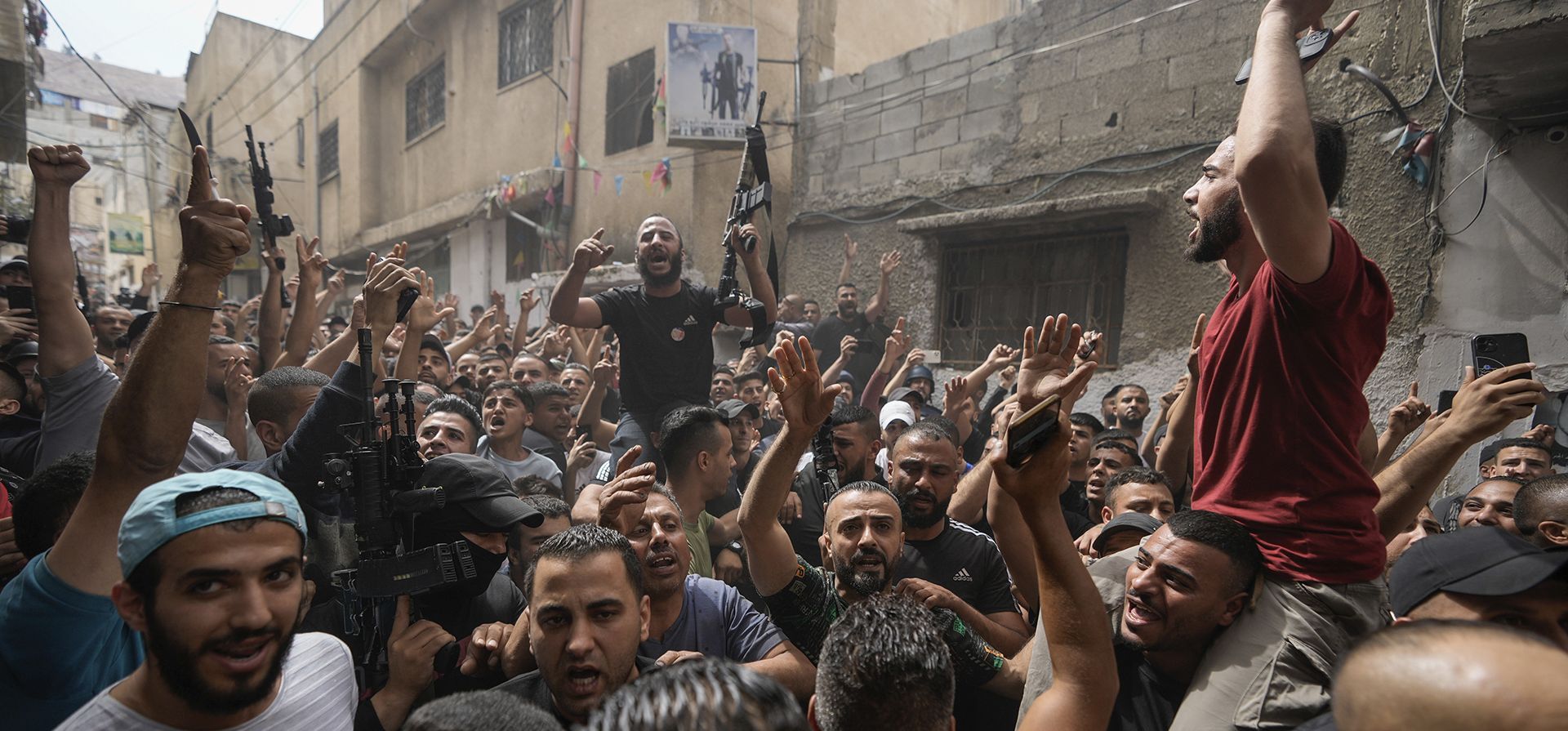 Palestinos, algunos armados, celebran mientras las fuerzas de seguridad israelíes se retiran del campo de refugiados de Balata en el norte de Cisjordania ocupada después de que supuestamente no arrestaron a un militante buscado en el campo fuertemente militarizado, cerca de la ciudad de Naplusa el martes 13 de junio de 2023. (Foto AP/Majdi Mohamed) Palestinos, algunos armados, celebran mientras las fuerzas de seguridad israelíes se retiran del campo de refugiados de Balata en el norte de Cisjordania ocupada después de que supuestamente no arrestaron a un militante buscado en el campo fuertemente militarizado, cerca de la ciudad de Naplusa el martes 13 de junio de 2023. (Foto AP/Majdi Mohamed)