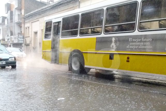 La lluvia llegó de madrugada y se quedará al menos hasta el miércoles en toda la región