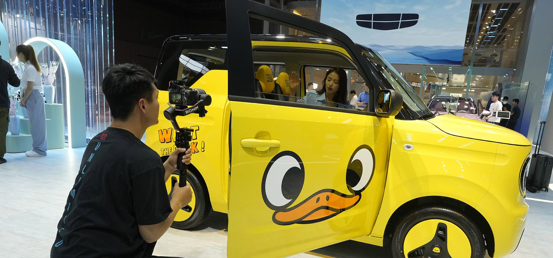 Una variante amarilla del Panda mini eléctrico del fabricante de automóviles chino Geely se muestra durante la exhibición Auto Shanghai 2023 en Shanghái, el miércoles 19 de abril de 2023. (Foto AP/Ng Han Guan)