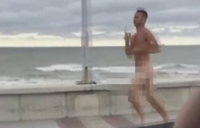 Un hombre sorprendió a todos en la costa de Mar del Plata tras salir a correr desnudo