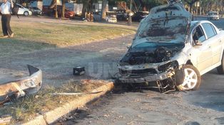 Choque, vuelco e incendio de un auto en la Costanera