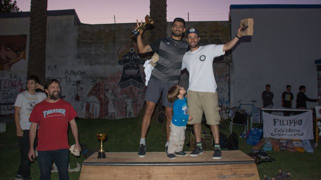 Ayrton García levanta la copa del 2 puesto en el Best trick que ganó con hard flip a la madera..