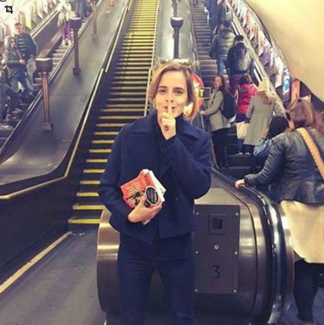 Emma Watson se divirtió en el subte de Londres y dejó sorpresas para que encuentren los pasajeros