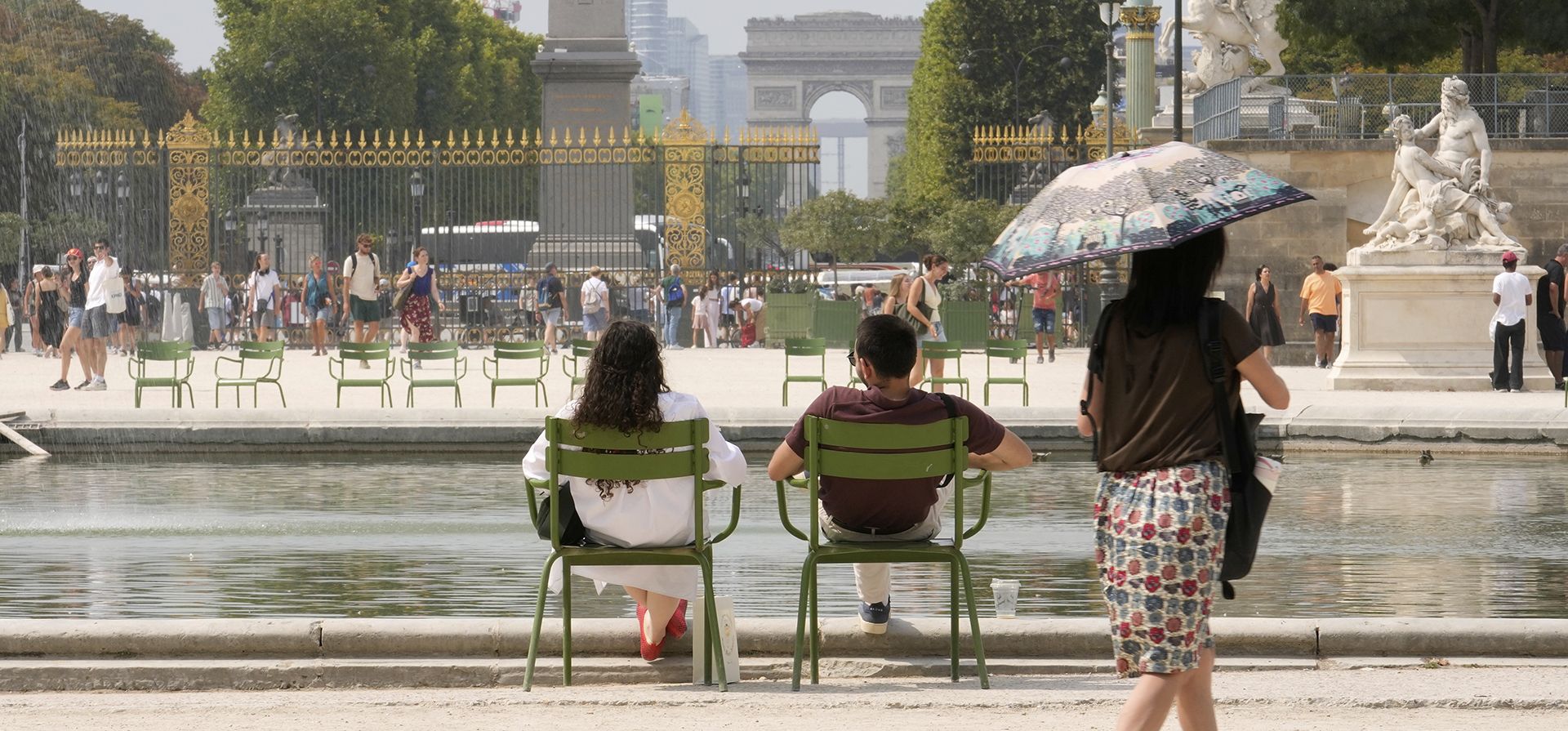 Personas descansan junto a una fuente en el jardín de las Tullerías, el miércoles 13 de agosto de 2025 en París. (Foto AP/Michel Euler) Personas descansan junto a una fuente en el jardín de las Tullerías, el miércoles 13 de agosto de 2025 en París. (Foto AP/Michel Euler)
