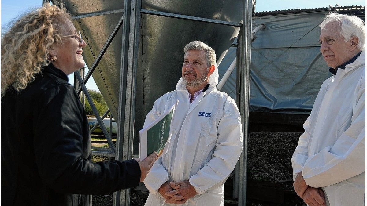 Frigerio destacó una inversión en energía solar para fortalecer la producción avícola en La Paz