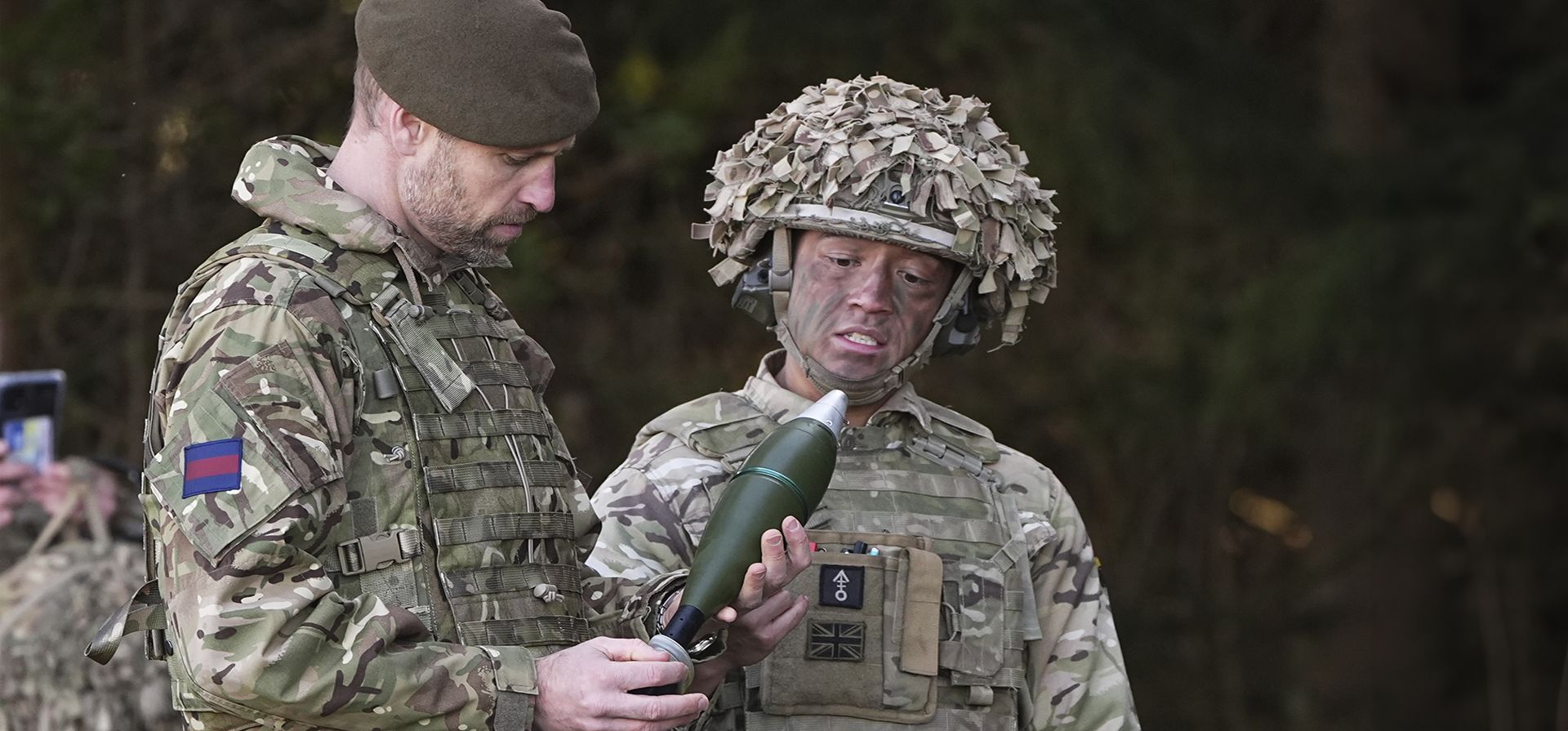 El príncipe Guillermo de Inglaterra, príncipe de Gales y coronel de la Guardia Galesa, sostiene un proyectil de mortero de 81 mm de alto poder explosivo durante una visita al 1ºer. Batallón de la Guardia Galesa, en Wiltshire, Inglaterra, el martes 26 de noviembre de 2024. (Aaron Chown/Pool Photo via AP) El príncipe Guillermo de Inglaterra, príncipe de Gales y coronel de la Guardia Galesa, sostiene un proyectil de mortero de 81 mm de alto poder explosivo durante una visita al 1ºer. Batallón de la Guardia Galesa, en Wiltshire, Inglaterra, el martes 26 de noviembre de 2024. (Aaron Chown/Pool Photo via AP)