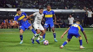 Juan Barinaga marcado por tres futbolistas de Boca Juniors