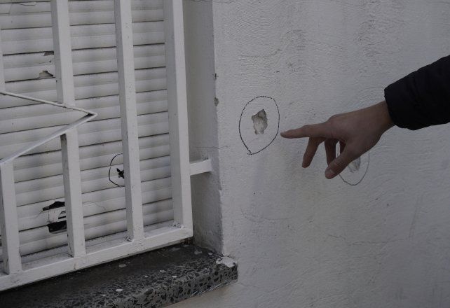 El frente de la casa de Teniente Agneta al 3100 quedó repleto de balazos por las dos balaceras ocurridas el domingo. 
