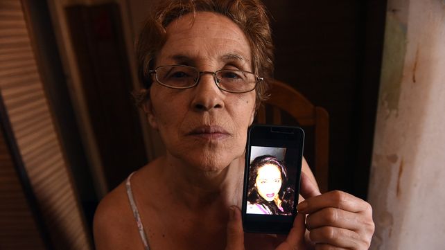 Dolor. Dora guarda la imagen de Florencia