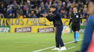 Carlos Tevez, quien debutó como DT en Central, volverá a pisar el césped del Gigante de Arroyito.