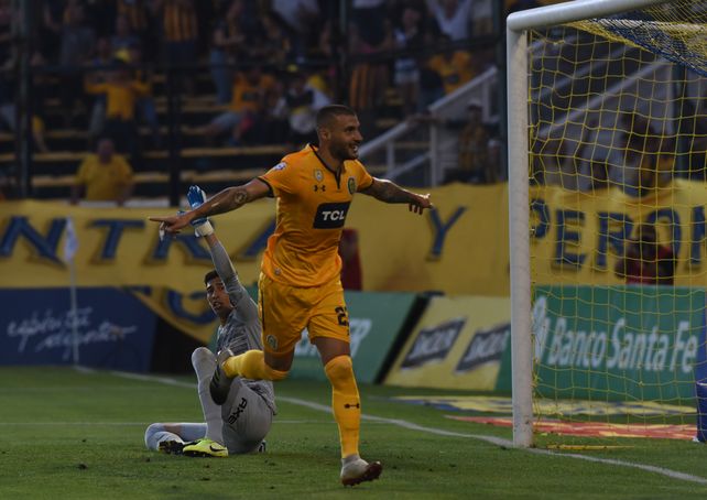 El último festejo ante Boca. Sebastián Ribas acaba de convertir el gol del triunfo contra Boca cuando Central se impuso 1 a 0 en el Gigante