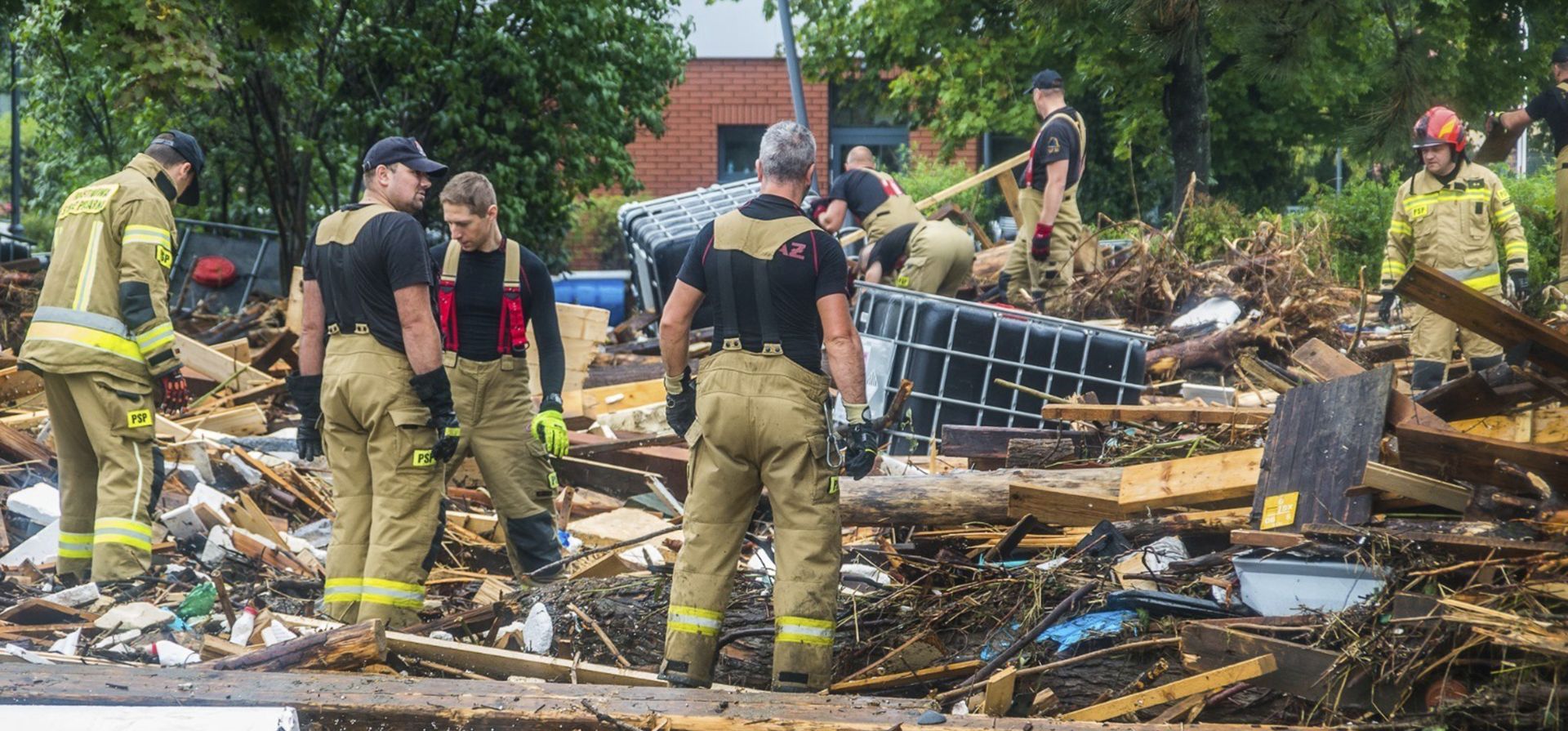 Bomberos retiran escombros que quedaron en las calles tras la gran ola de inundación que atravesó el suroeste de Polonia, en Glucholazy, Polonia, el martes 17 de septiembre de 2024. (Marcin Muskala/KG PSP vía AP) Bomberos retiran escombros que quedaron en las calles tras la gran ola de inundación que atravesó el suroeste de Polonia, en Glucholazy, Polonia, el martes 17 de septiembre de 2024. (Marcin Muskala/KG PSP vía AP)
