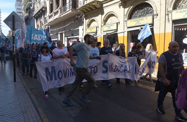 La decisión de la provincia de dar el aumento por decreto causó malestar entre los gremios estatales y docentes.&nbsp;