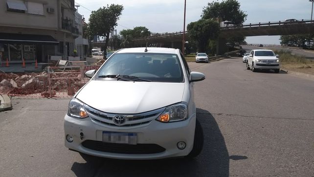 Insólito: un auto sin conductor chocó a otro en pleno Bulevar