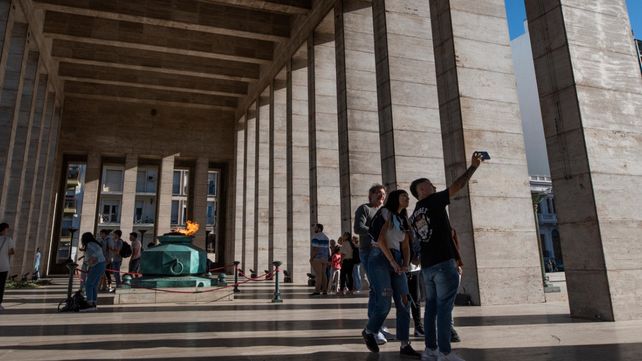La foto de los turistas&nbsp; en el Propileo del Monumento a la Bandera
