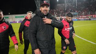 El Ogro Fabbiani se retira feliz de San Nicolás, tras el muy buen triunfo de Newells sobre Defensa y Justicia.