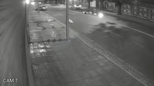 Video: dobló en U, atropelló a dos jóvenes que iban en moto y se dio a la fuga