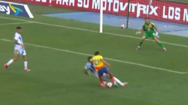 El VAR revisó la infracción de Otamendi y sancionó el penal que le dio el triunfo a Colombia frente a la Argentina.