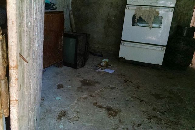 Arrestado. En la cocina de la vivienda de calle 968 Pretti fue detenido. En el lugar quedaron los rastros de sangre producto de los balazos recibidos.  Foto: Gentileza/ Radio Punto Com FM 1007