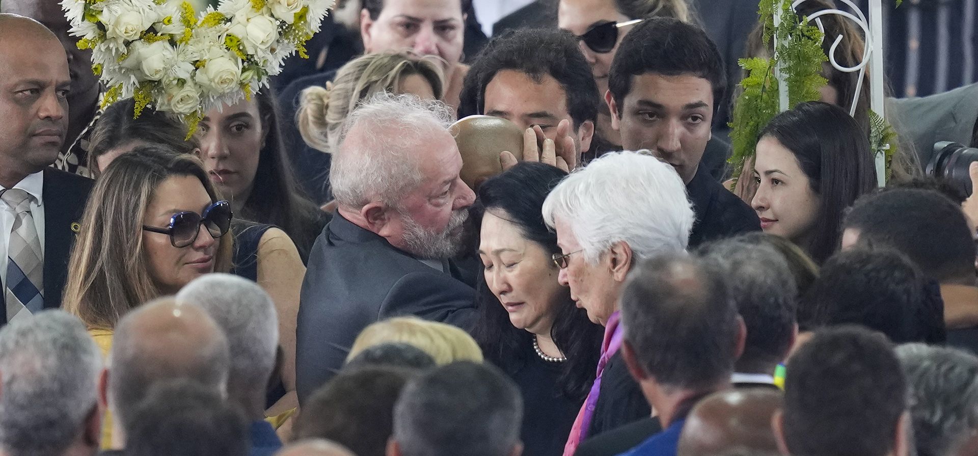 El presidente de Brasil, Luiz Inácio Lula da Silva, da el pésame a los familiares del gran futbolista brasileño Pelé durante su velorio en el estadio Vila Belmiro en Santos, Brasil, el martes 3 de enero de 2023. (Foto AP/Andre Penner)