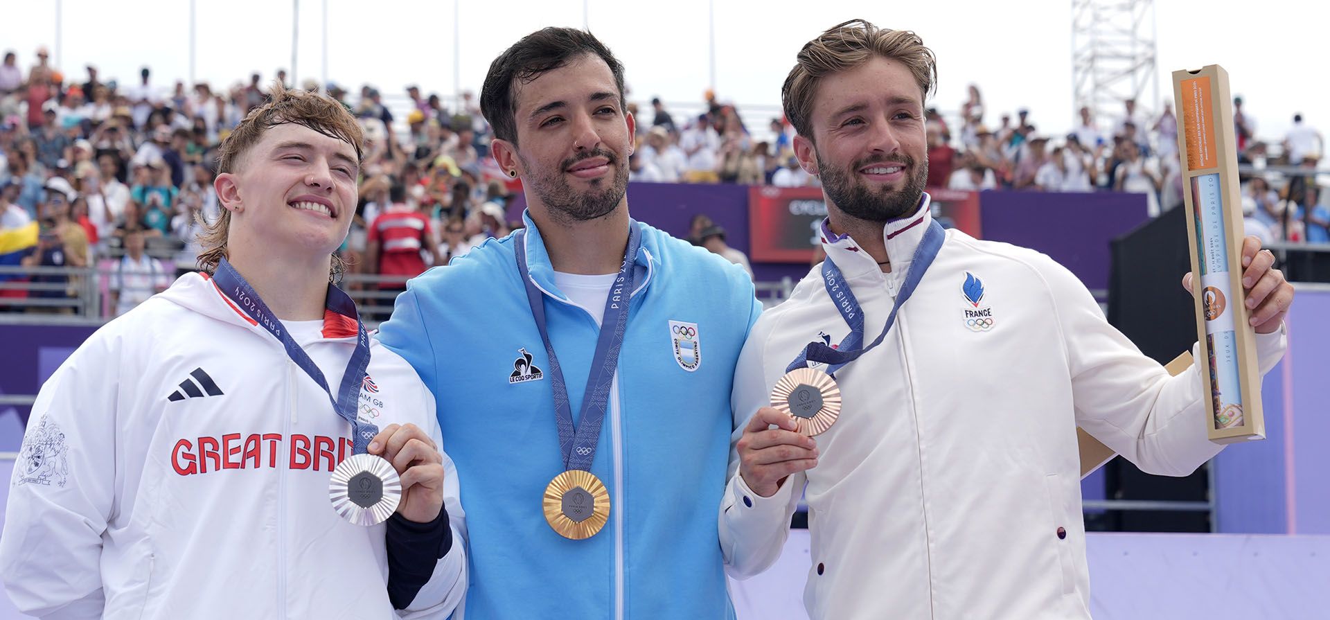 El medallista de plata Kieran Darren David Reilly, de Gran Bretaña, el medallista de oro Gil José Torres, de Argentina, y el medallista de bronce Anthony Jeanjean, de Francia, de izquierda a derecha, posan con sus medallas después de la final masculina de BMX estilo libre en los Juegos Olímpicos de París 2024, el miércoles 31 de julio de 2024, en París, Francia. (Foto AP/Frank Franklin II) El medallista de plata Kieran Darren David Reilly, de Gran Bretaña, el medallista de oro Gil José Torres, de Argentina, y el medallista de bronce Anthony Jeanjean, de Francia, de izquierda a derecha, posan con sus medallas después de la final masculina de BMX estilo libre en los Juegos Olímpicos de París 2024, el miércoles 31 de julio de 2024, en París, Francia. (Foto AP/Frank Franklin II)