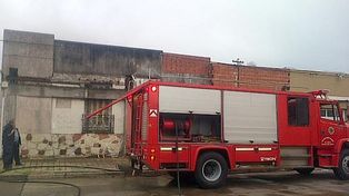 Se incendió un depósito de madera en Barrio Roma