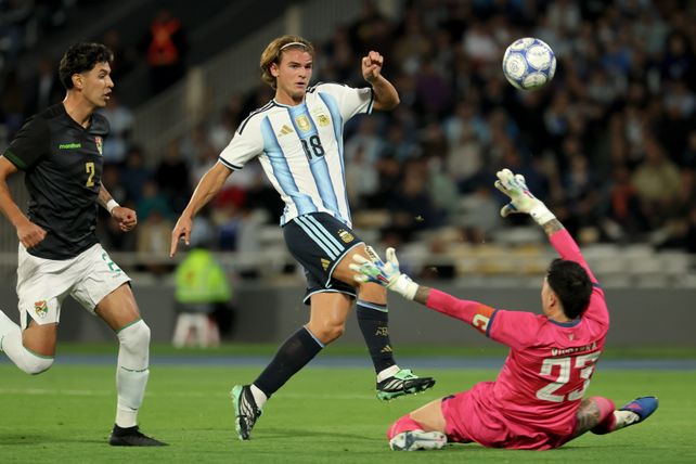Nico Paz define con sutileza. La picó ante la salida del arquero boliviano y marcó el segundo tanto de Argentina.