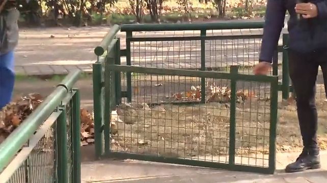 A 20 días de haber sido reinaugurados, vandalizaron los juegos de la plaza Buratovich