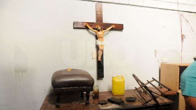 Incendiaron y provocaron destrozos de manera intencional, en la parroquia Nuestra Señora de Pompeya