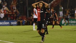 No lo puede creer. Maxi Rodríguez se agarra la cabeza y sufre la derrota leprosa en el último partido en el Coloso.