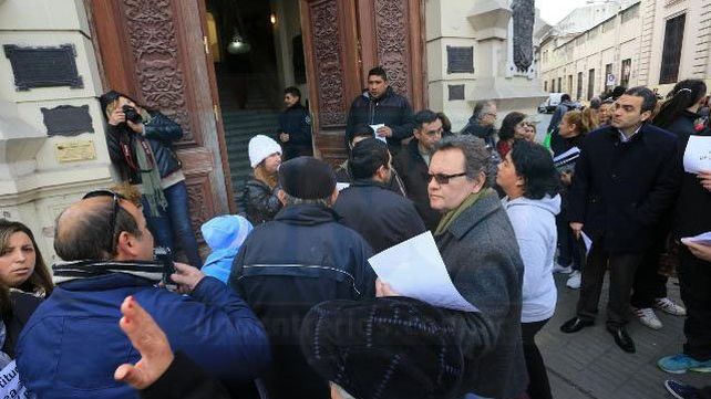 Enérgico rechazo a los nuevos recorridos de colectivos: Vecinos protestaron frente al municipio