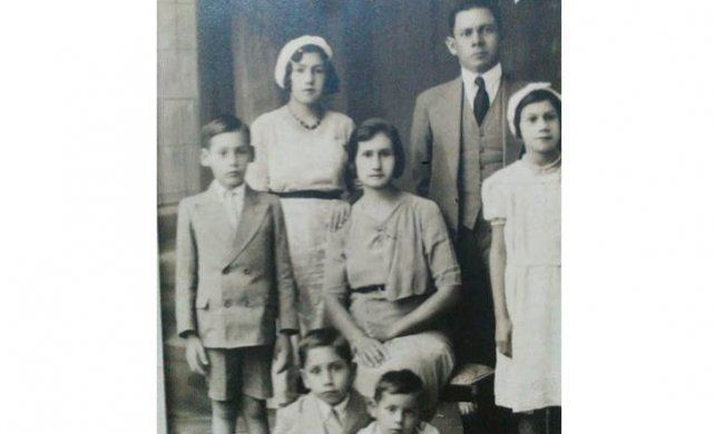 Eusebia Villarreal junto a sus hijos y marido, el sindicalista del tanino, Teófilo Lafuente 
