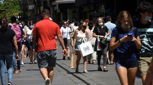 Frenéticas compras de último momento en una peatonal que hierve a 34 grados