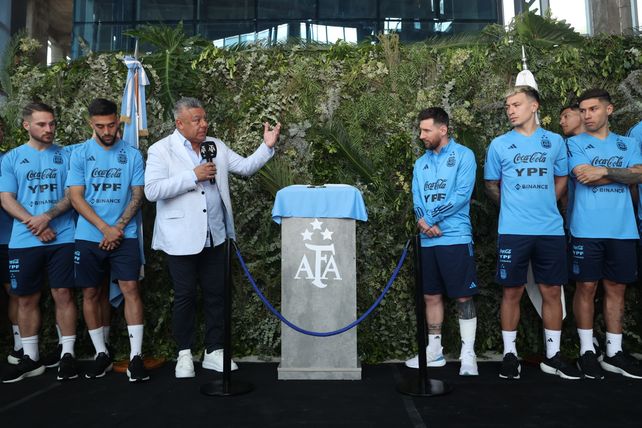 Claudio Tapia anuncia el nuevo nombre del complejo de Ezeiza con el nombre de Messi y Leo lo escucha.