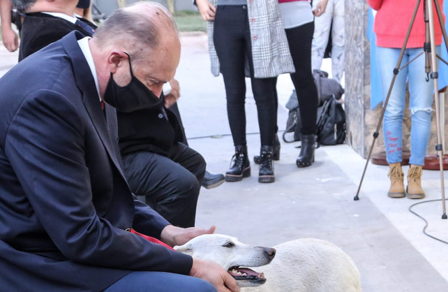Cómo es el estricto protocolo del gobernador para no contagiarse el Covid-19