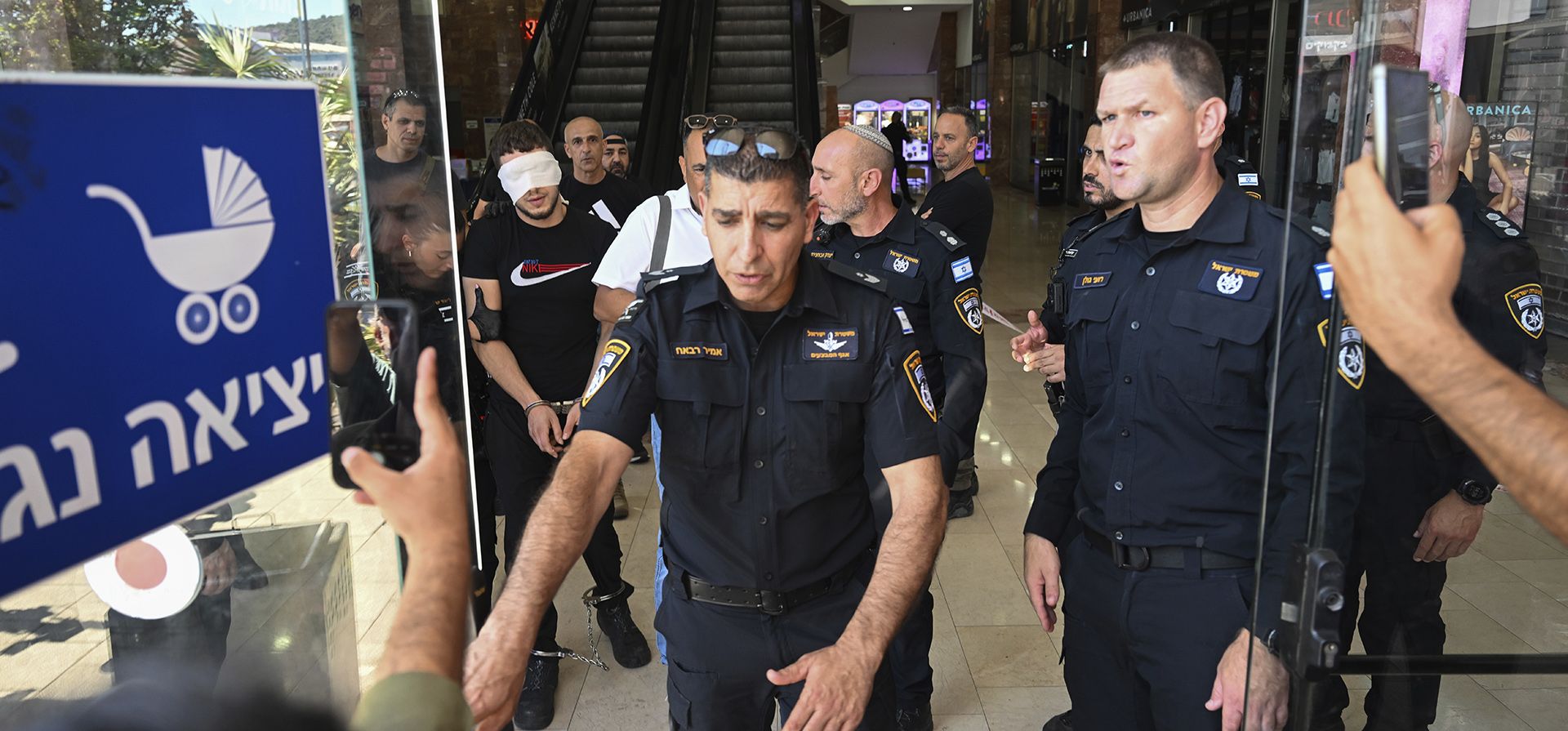 La policía israelí arresta a un hombre afuera de un centro comercial luego de un ataque con arma blanca en Karmiel, al norte de Israel, el miércoles 3 de julio de 2024. (Foto AP/Rami Shlush) La policía israelí arresta a un hombre afuera de un centro comercial luego de un ataque con arma blanca en Karmiel, al norte de Israel, el miércoles 3 de julio de 2024. (Foto AP/Rami Shlush)